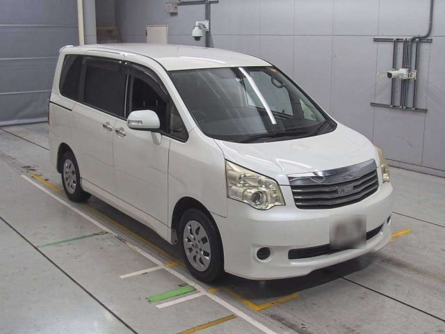 TOYOTA NOAH 2012