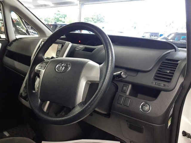 TOYOTA NOAH 2012