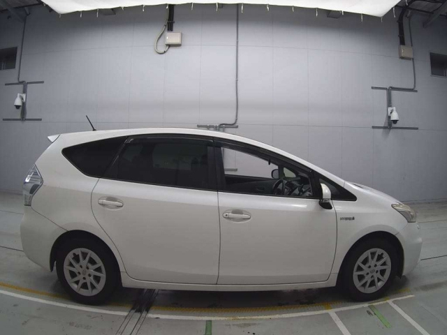 TOYOTA PRIUS ALPHA 2013