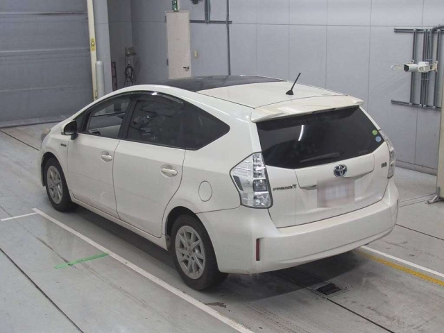 TOYOTA PRIUS ALPHA 2013