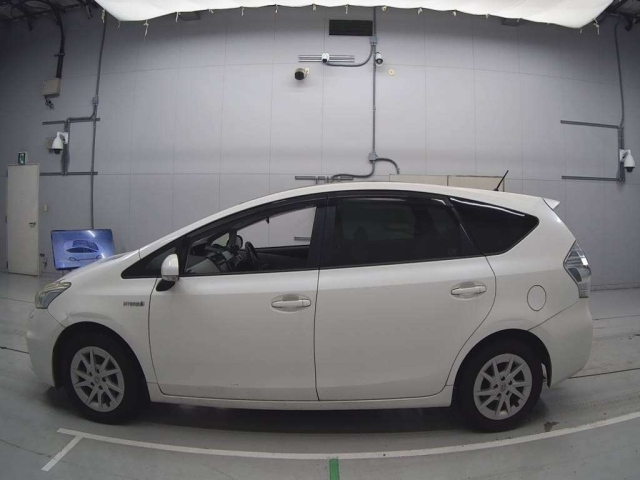 TOYOTA PRIUS ALPHA 2013