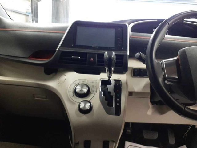 TOYOTA SIENTA 2017