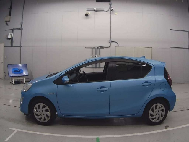 TOYOTA AQUA 2015