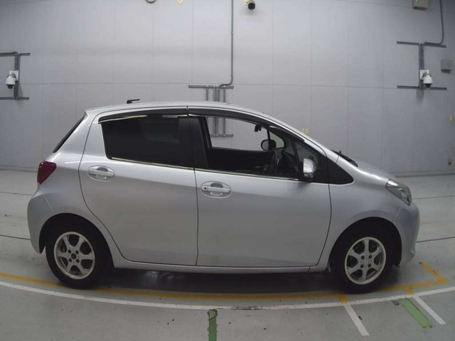 TOYOTA VITZ 2015