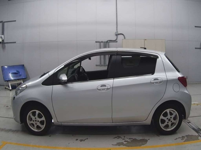 TOYOTA VITZ 2015