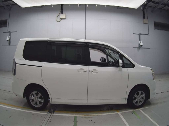 TOYOTA VOXY 2010