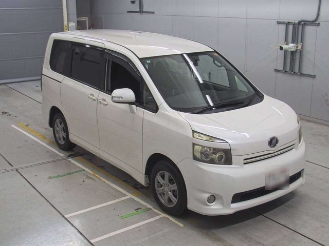 TOYOTA VOXY 2010