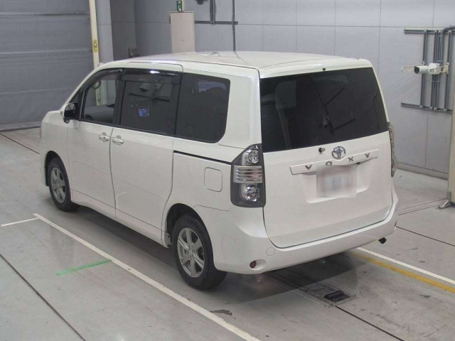 TOYOTA VOXY 2010