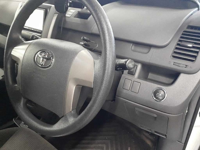 TOYOTA VOXY 2010