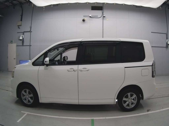 TOYOTA VOXY 2010