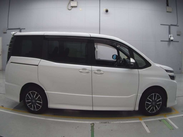 TOYOTA VOXY 2014