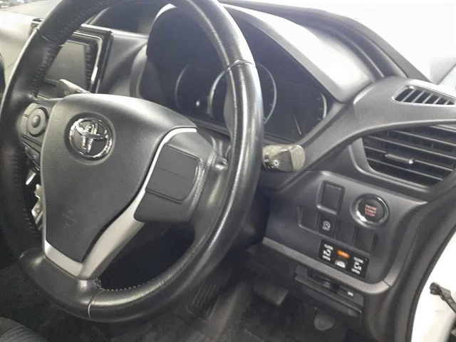 TOYOTA VOXY 2014