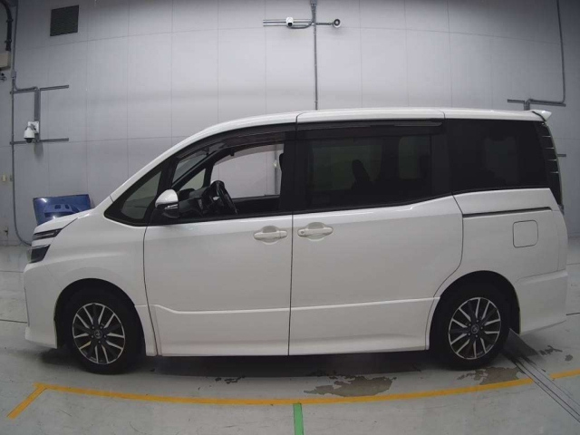 TOYOTA VOXY 2014