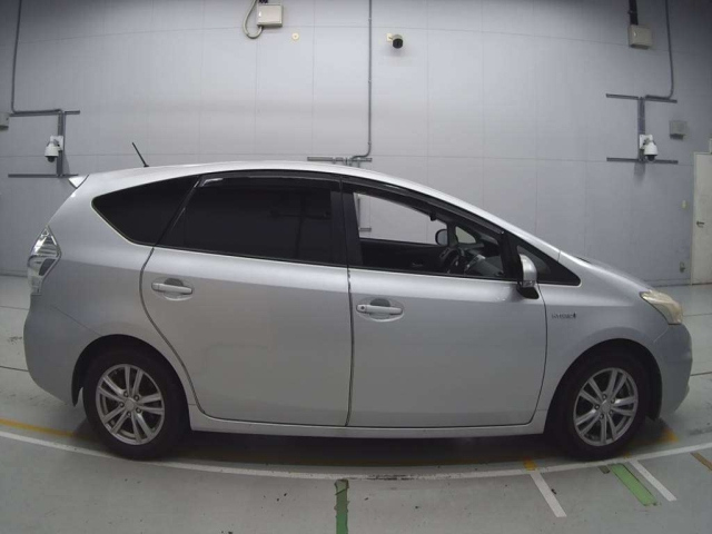 TOYOTA PRIUS ALPHA 2013