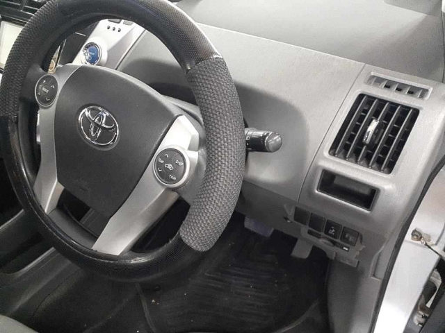 TOYOTA PRIUS ALPHA 2013