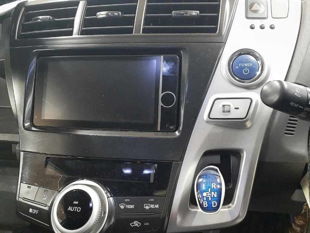 TOYOTA PRIUS ALPHA 2013