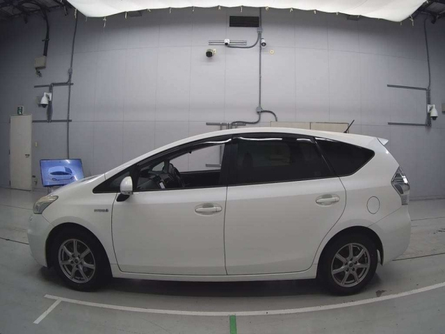 TOYOTA PRIUS ALPHA 2011
