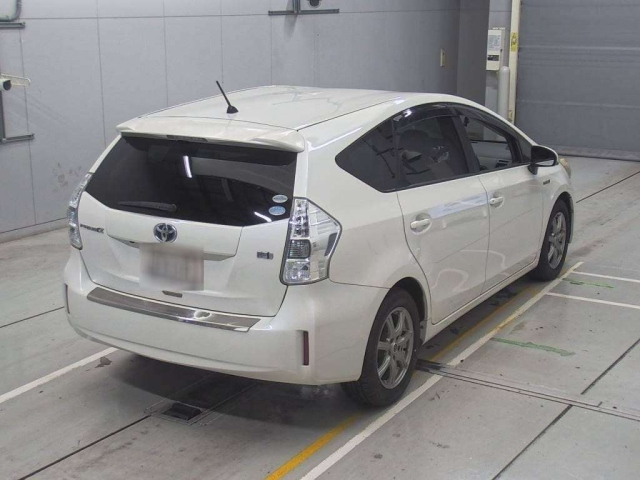 TOYOTA PRIUS ALPHA 2011
