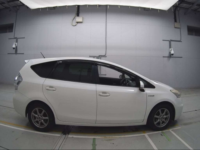 TOYOTA PRIUS ALPHA 2011