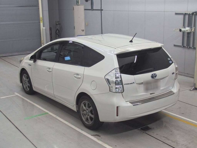 TOYOTA PRIUS ALPHA 2011