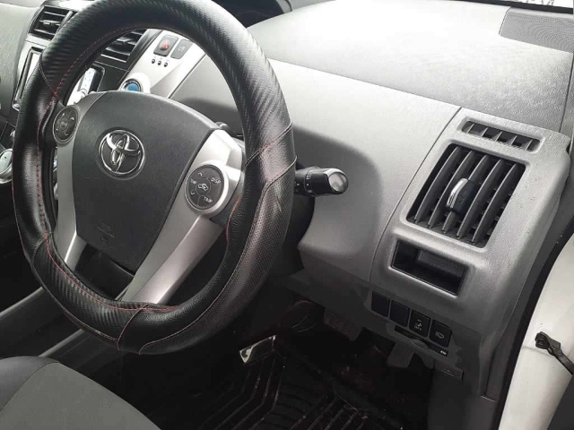 TOYOTA PRIUS ALPHA 2011