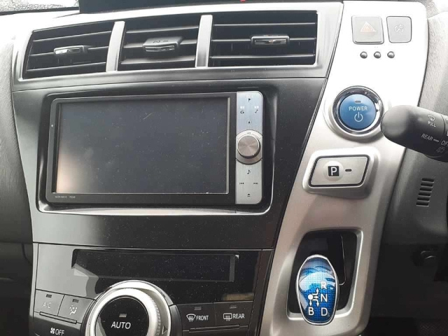 TOYOTA PRIUS ALPHA 2011