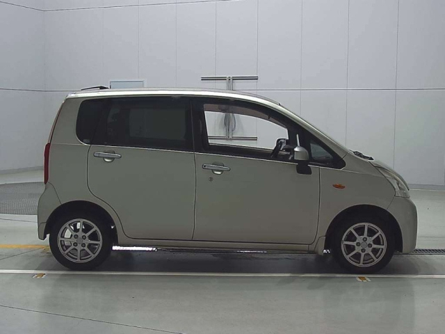 DAIHATSU MOVE 2011