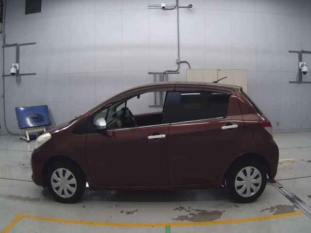TOYOTA VITZ 2012