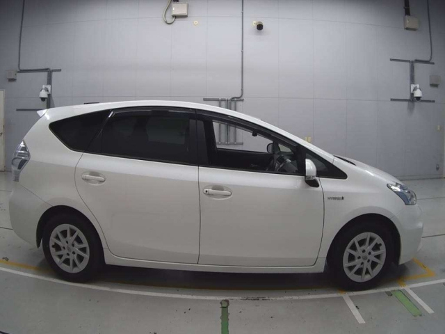 TOYOTA PRIUS ALPHA 2013