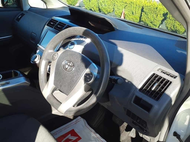 TOYOTA PRIUS ALPHA 2013