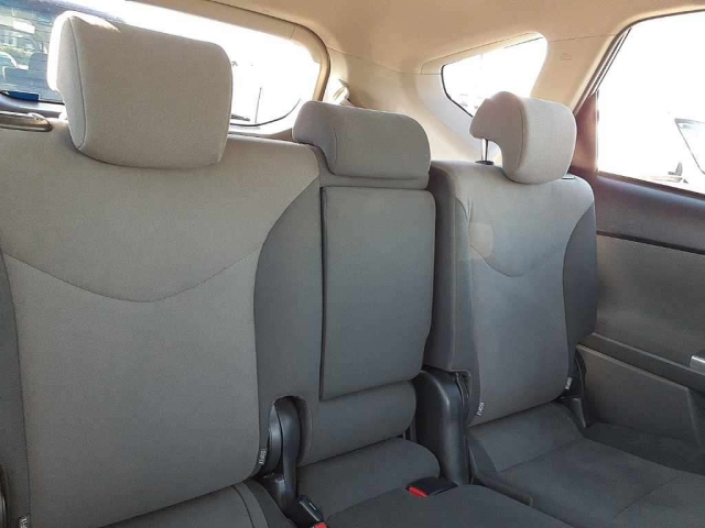 TOYOTA PRIUS ALPHA 2013