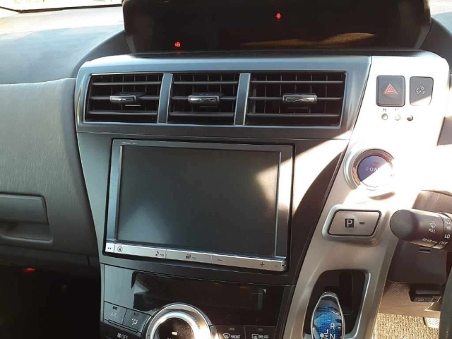 TOYOTA PRIUS ALPHA 2013