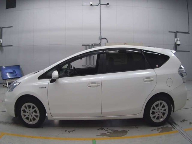 TOYOTA PRIUS ALPHA 2013