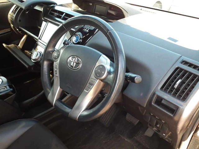 TOYOTA PRIUS ALPHA 2014