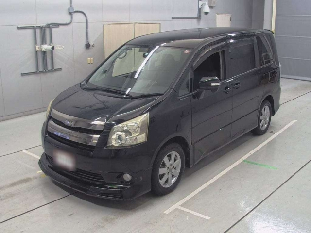 TOYOTA NOAH 2009