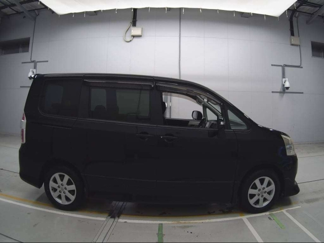 TOYOTA NOAH 2009