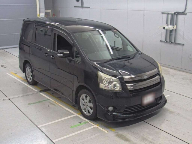 TOYOTA NOAH 2009