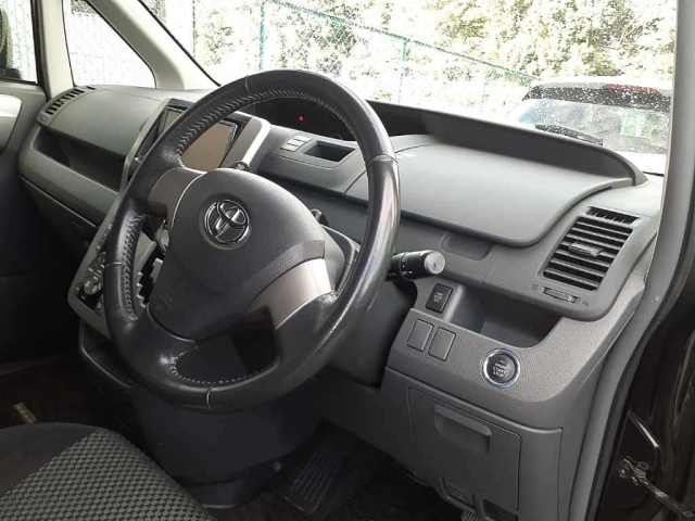 TOYOTA NOAH 2009