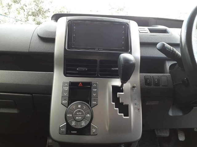 TOYOTA NOAH 2009
