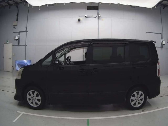 TOYOTA NOAH 2009