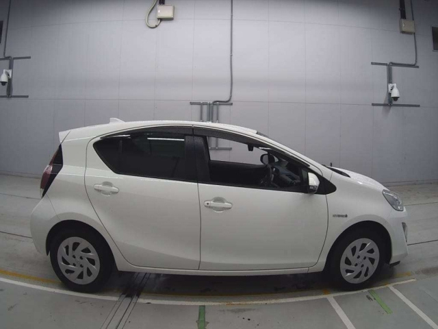 TOYOTA AQUA 2016