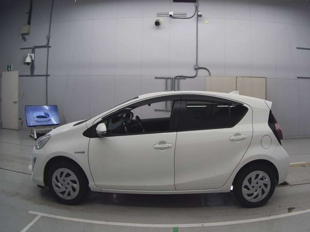 TOYOTA AQUA 2016