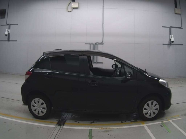 TOYOTA VITZ 2011