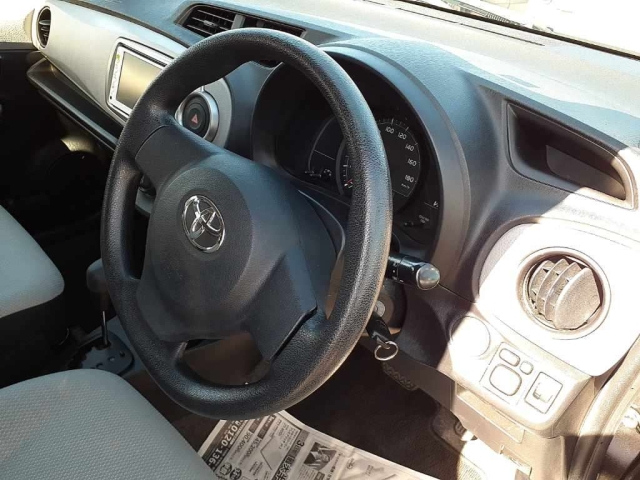 TOYOTA VITZ 2011