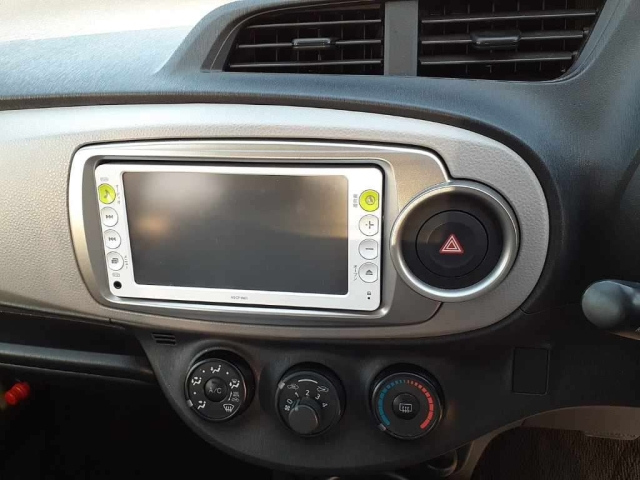 TOYOTA VITZ 2011