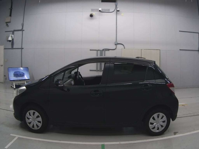 TOYOTA VITZ 2011