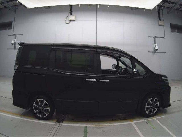 TOYOTA VOXY 2019