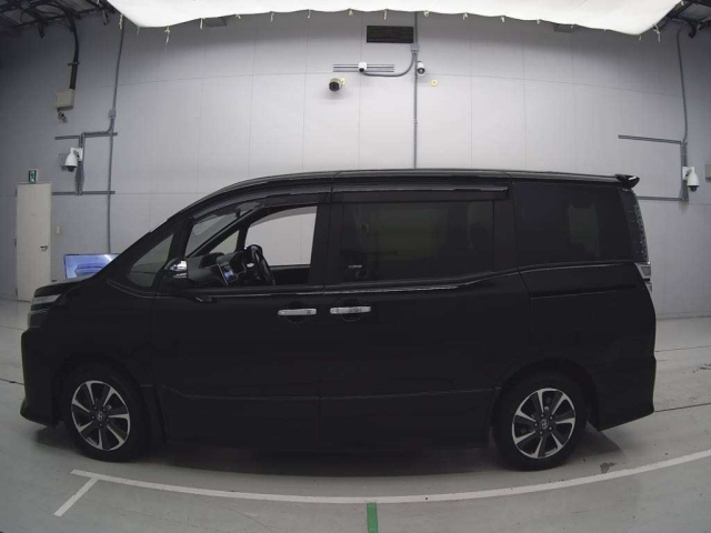 TOYOTA VOXY 2019