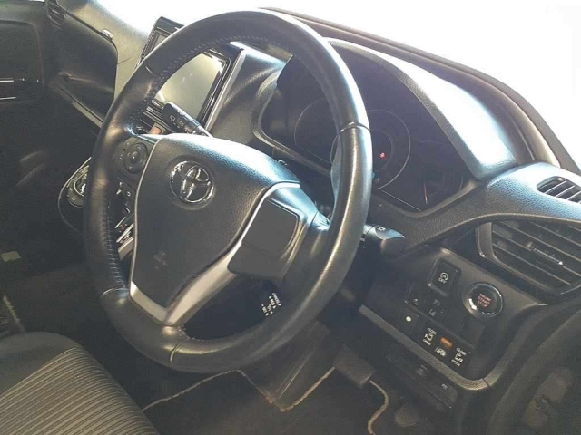TOYOTA VOXY 2019