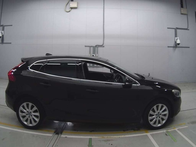 VOLVO V40 2016